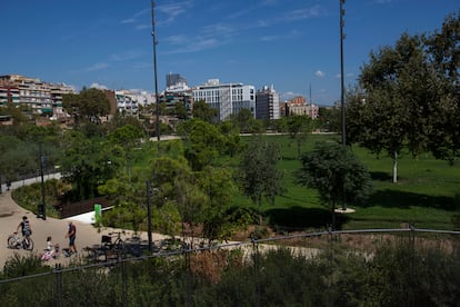 Gran "Clariana", la explanada de césped del norte del Parc de les Glòries, permanece cerrado.