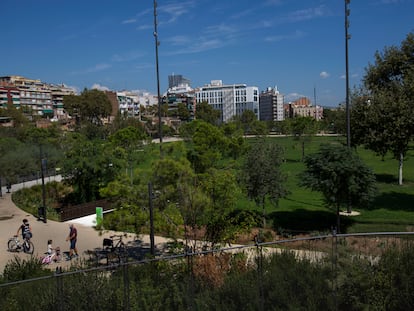 Gran "Clariana", la explanada de césped del norte del Parc de les Glòries, permanece cerrado.