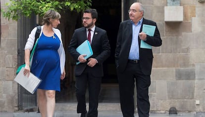 La consejera de Salud, Alba Vergès; el vicepresidente de la Generalitat y consejero de Economía y Hacienda, Pere Aragonès; y el consejero de Educación, Josep Bargalló, se dirigen al Palau de la Generalitat