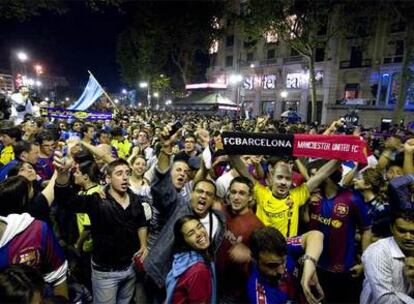 Cientos de aficionados celebran en La Rambla la victoria contra el Chelsea.