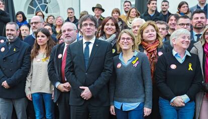 El expresidente Carles Puigdemont posa junto a Elsa Artadi en Brujas, el pasado s&aacute;bado
