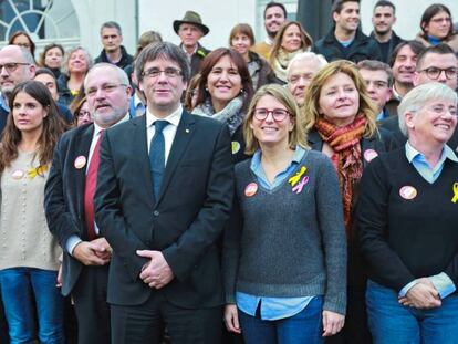 L'expresident Carles Puigdemont amb Elsa Artadi a Bruges, dissabte passat.