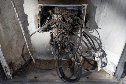 Caja de cables de comunicaciones destrozada en una cabina del centro de Barcelona, este miércoles.