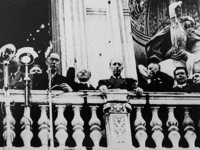 Lluís Companys (en el centro), durante el acto de proclamación de la independencia de Cataluña.