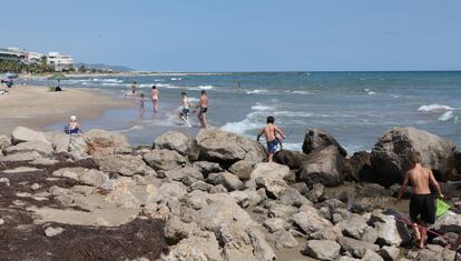 Platja de la Mota, a Cubelles, aquest dilluns.