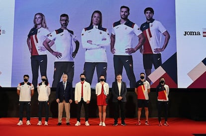 
El Comité Olímpico Español (COE) presentó este martes la equipación del equipo olímpico español para los Juegos Olímpicos de Tokio 2021. En la imagen, diversos deportistas posan junto al presidente del COE, Alejandro Blanco.