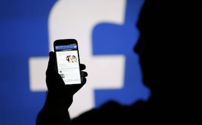 Una persona consulta las redes sociales.