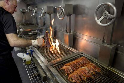 En sexto puesto, Víctor Arguinzoniz, en las cocinas de su restaurante Asador Etxebarri.