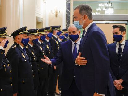 El Rey, acompañado del director general de la Policía, Francisco Pardo, y del secretario de Estado de Seguridad, Rafael Pérez, saluda a los componentes de la Junta de Gobierno de la Policía Nacional.