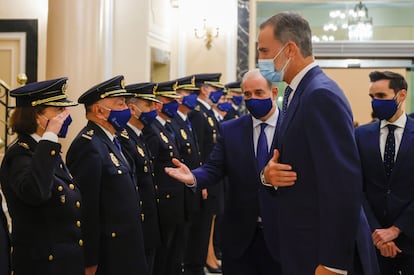 El Rey, acompañado del director general de la Policía, Francisco Pardo, y del secretario de Estado de Seguridad, Rafael Pérez, saluda a los componentes de la Junta de Gobierno de la Policía Nacional.