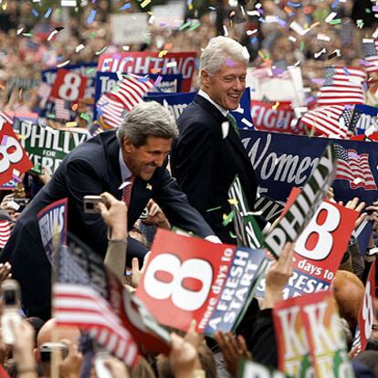 El candidato demócrata, John Kerry (izquierda), y el ex presidente Bill Clinton, en el mitin celebrado en Filadelfia.
