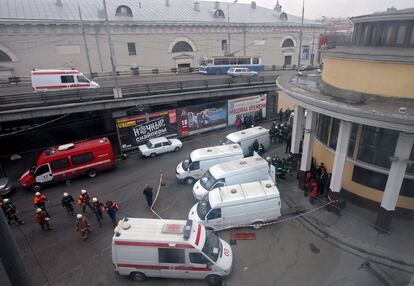 Los servicios de rescate desplegados en el exterior de la estación de metro de Park Kulturi en Moscú (Rusia) después del atentado.