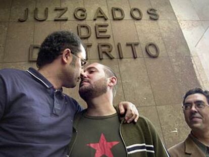 Antonio Poveda besa a su novio, Miguel Ángel Fernández, ante el registro civil de Valencia.