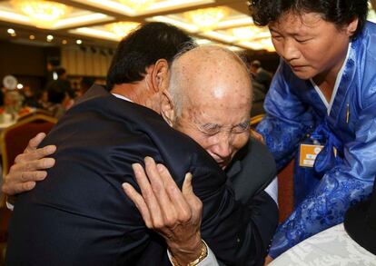 El norcoreano Chae Hoon Sik, de 88 años (en el centro), se abraza a su pariente surcoreano Chae Hee-yang, 65, durante la reunión de familias divididas por la guerra celebrada este martes. La guerra (1950-1953) dividió la península coreana y a decenas de miles de familias, la mayoría de las cuales no han podido tener ningún contacto desde entonces.