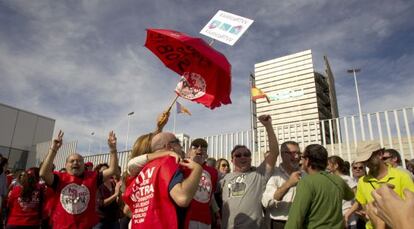 Former RTVV workers celebrate court ruling that their dismissal was null and void.