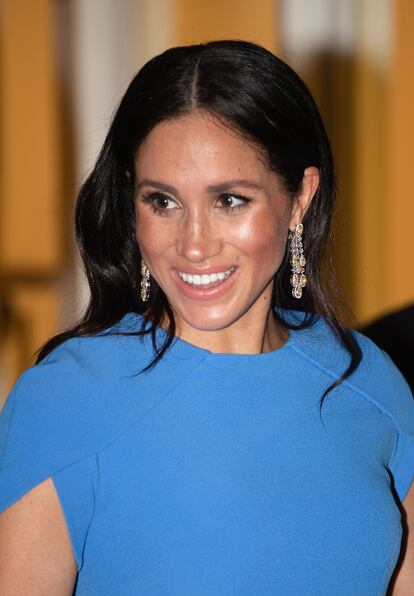 Aunque Meghan Markle no deja de generar titulares con cada uno de sus looks, este probablemente sea uno de sus vestidos más aplaudidos desde que anunciara su compromiso con el príncipe Harry.