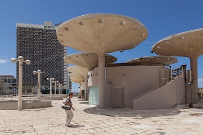 Durante la Guerra del Golfo, en 1991, fue amenazada con su destrucción entre los diferentes bandos. Y es que esta plaza es, además de un gran complejo de tránsito y ocio en Tel Aviv, también un símbolo de occidentalización, inaugurada en 1975. Un complejo de edificios y una plaza pública diseñada por el arquitecto Yaacov Rechter que resume el mejor brutalismo de la ciudad, junto con otras obras de este creador, como el Herzliya Museum o Tel Aviv Museum of Art. <b>¿En qué nos fijamos?</b> En el conjunto de edificios que la rodean, cerca de la playa de Tel Aviv, con diferentes niveles que crean espacios comunes transitados de manera masiva por los ciudadanos. La plaza tiene desde un aparcamiento a una gasolinera, restaurantes, un anfiteatro y una rotonda cubierta con cristal, conocida como el Coliseum.