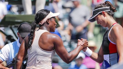 Stephens y Muguruza se saludan al término del partido en Miami.