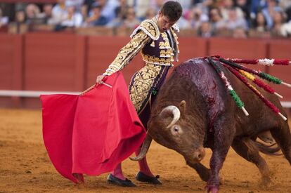 Daniel Luque con su primer toro.