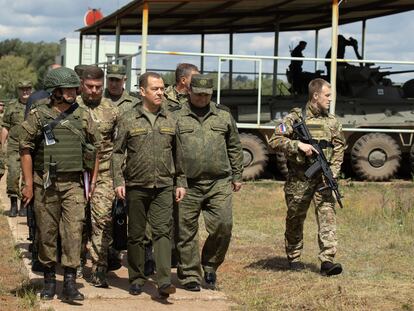 El expresidente y actual 'número dos' del Consejo de Seguridad ruso, Dmitri Medvédev, visita el campo de entrenamiento Totsky de las Fuerzas Armadas rusas en la región de Orenburg, Rusia, el 14 de julio de 2023.