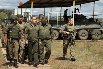 El expresidente y actual 'número dos' del Consejo de Seguridad ruso, Dmitri Medvédev, visita el campo de entrenamiento Totsky de las Fuerzas Armadas rusas en la región de Orenburg, Rusia, el 14 de julio de 2023.