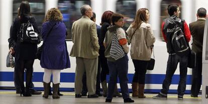 Pasajeros durante la huelga del Metro y la EMT del pasado octubre.