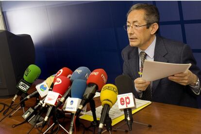 El portavoz socialista en las Cortes, Ángel Luna, durante la conferencia de prensa que ofreció ayer.
