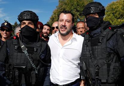 El ministro del Interior, Matteo Salvini, posa con dos miembros de las fuerzas especiales de la policía italiana. 