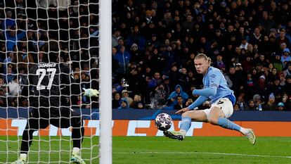 Haaland anota el tercer gol del Manchester City en el partido de cuartos de final de la Champions League ante el Bayern, este martes.