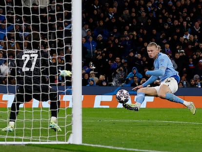 Haaland anota el tercer gol del Manchester City en el partido de cuartos de final de la Champions League ante el Bayern, este martes.