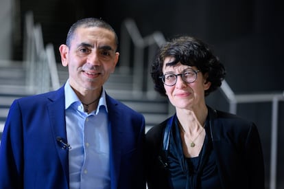 
Los doctores alemanes Uğur Şahin y Özlem Türeci, que junto a otros cinco investigadores desarrollaron algunas de las vacunas contra el Covid-19, han sido reconocidos este miércoles con el Premio Princesa de Asturias de Investigación Científica y Técnica 2021 al que optaban cuarenta y ocho candidaturas de diecisiete nacionalidades.