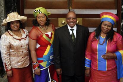 Zuma, rodeado de sus esposas.