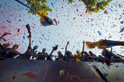 Los jugadores del FC Barcelona recorren en autobús las calles de Barcelona.