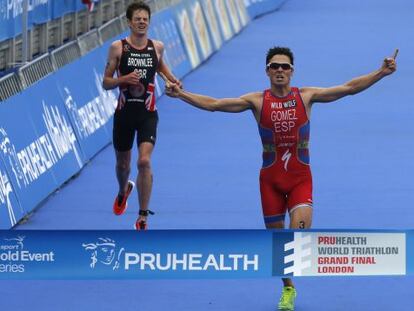 Noya gana el esprint ante Jonathan Brownlee. 