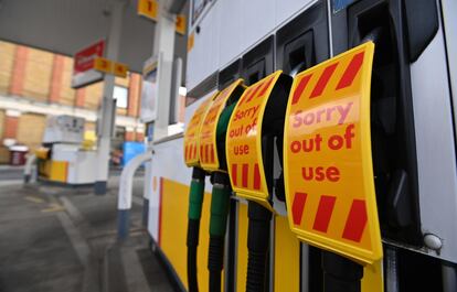 Mangueras de una gasolinera cerrada en Londres por falta de carburante, el 5 de octubre.