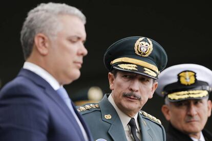 El saliente comandante del Ejército de Colombia, general Nicacio Martínez, junto al presidente Iván Duque.