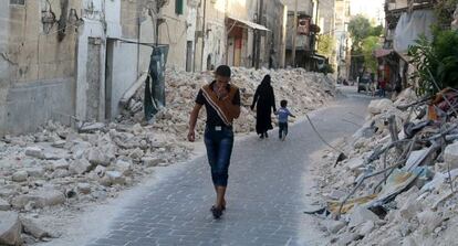 Un hombre en una calle de Alepo el viernes.
