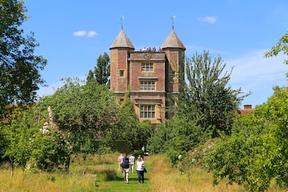 La torre isabelina de ladrillo rojo del palacio de Sissinghurst, en Kent (Inglaterra).