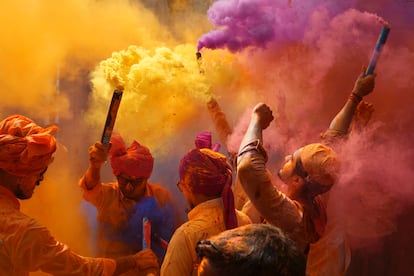 Varias personas cantaban, bailaban y se lanzaban polvos de colores en la celebración del festival Holi en las calles de Hyderabad, en la India, el lunes.