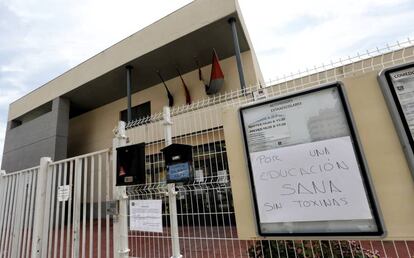 El colegio de El Quiñón, en Seseña, permanecía cerrado el martes.