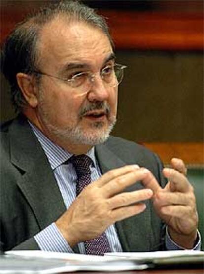 El ministro de Economía, Pedro Solbes, comparece en el Senado para explicar la futura política de su departamento.