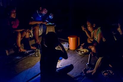 En algunas de las casas de Cuninico no pueden permitirse el lujo de tener un generador eléctrico. Las linternas y las velas son su única fuente de luz cuando cae la noche.