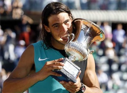 Rafa Nadal muerde el trofeo de Roma