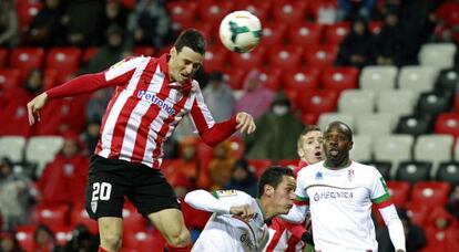 Aduriz remata de cabeza en uno de sus goles.