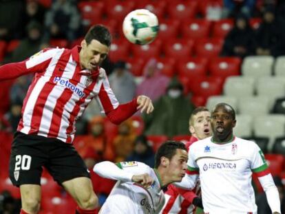 Aduriz remata de cabeza en uno de sus goles.