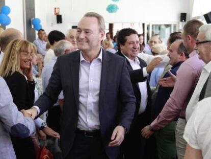 Alberto Fabra saluda a asistentes a un acto electoral en Vinar&ograve;s.