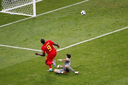 El segundo gol de Romelu Lukaku para Bélgica atraviesa la portería de Jaime Penedo.
