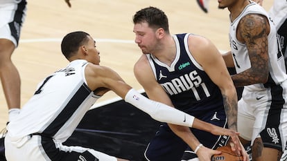 Victor Wembanyama intenta arrebatar el balón a Luka Dončić durante el partido de este miércoles.