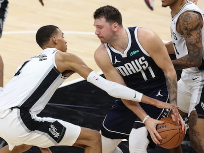 Victor Wembanyama tries to snatch the ball from Luka Dončić during Wednesday's match.