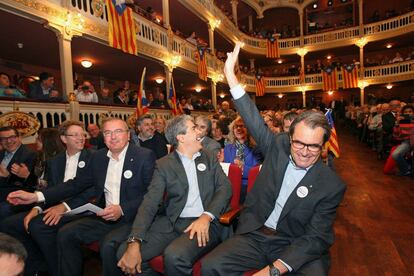 El líder de Democràcia i Llibertat Artur Mas (d) y el candidato Francesc Homs (2d), durante el acto electoral que la formación celebra esta tarde en el teatro Bartina, en Reus.